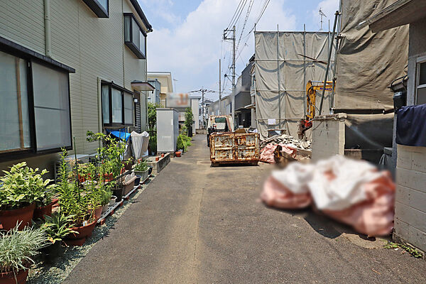 物件の西側前面道路（南側から）平坦な道路です。