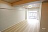 リビング/ダイニング：LDK約13帖自然光が差し込む明るいお部屋です。