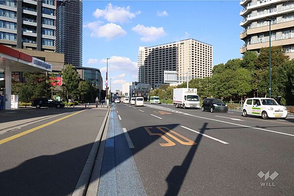 敷地西側の前面道路（南側から）