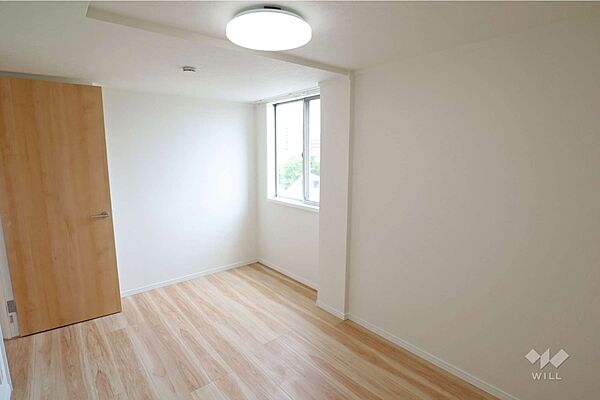 洋室約5帖窓があるので、明るい印象のお部屋です！