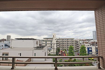 バルコニーからの眺め(南方向)前方に高い建物がないので、日当たり良好です。