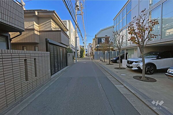 敷地の北側前面道路（東側から）