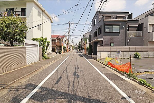 物件の西側前面道路（南側から）［2026年5月15日撮影］