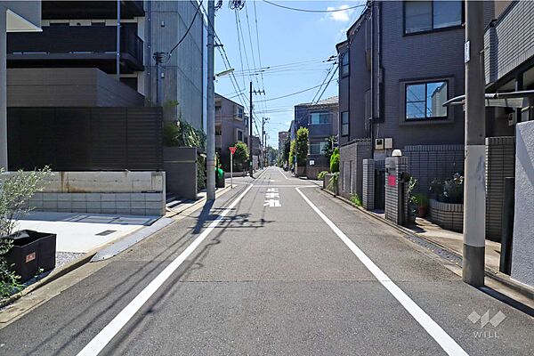 物件の北側前面道路（東側から）［2026年7月10日撮影］
