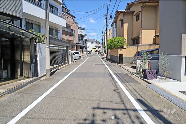 物件の北側前面道路（西側から）［2026年7月10日撮影］