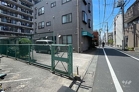 敷地東側の前面道路(南側から)