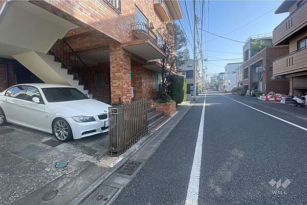 敷地西側の前面道路（北側から）