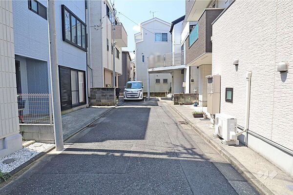 物件の西側前面道路（東側から）閑静な住宅地にございます。