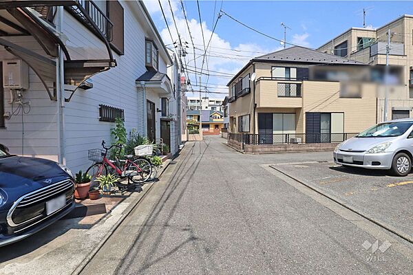 物件の西側前面道路（南側から）平坦な道路です。