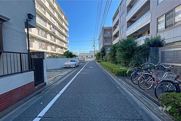 敷地北東側の前面道路（北西側から）