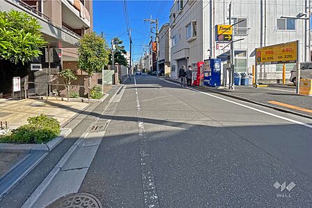 敷地南側の前面道路(西側から)