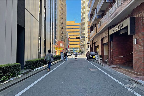 敷地南側の前面道路（東側から）