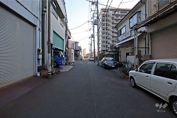 敷地東側の前面道路（北側から）