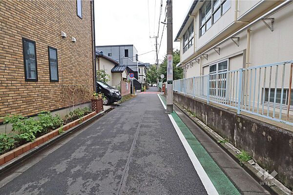 物件の西側前面道路（北側から）平坦な道路です。