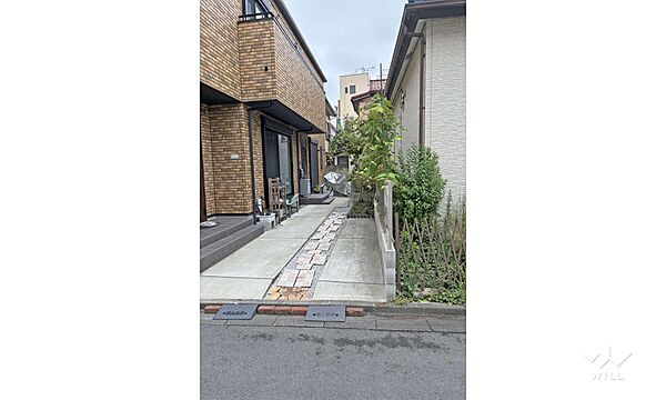 庭駐車場と隣り合ったお庭です。開放感があります。