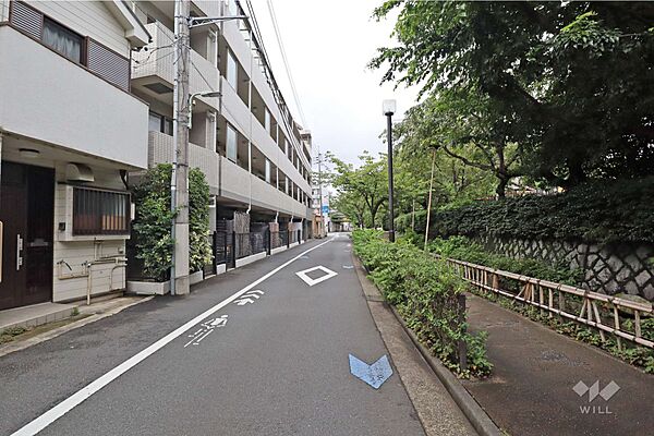 物件の北東側前面道路（北側から）平坦な道路です。