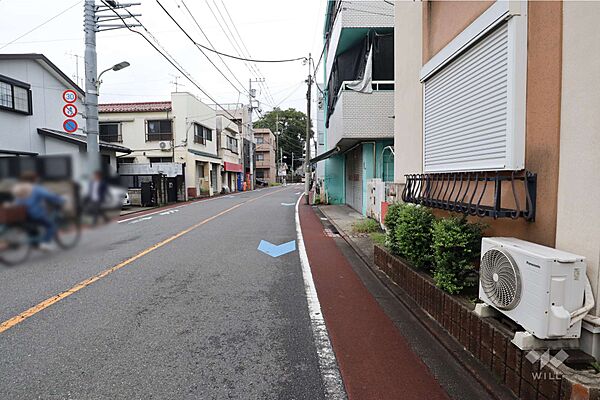 物件の西側前面道路（南側から）幅員が広いため運転がしやすいです！