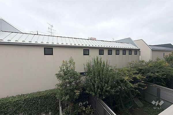 バルコニーからの眺め（南西方向）目の前の建物とは距離もあるので、日当たりは問題ありません。