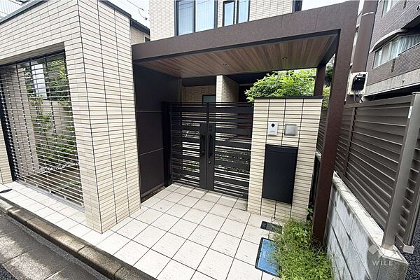 物件の玄関ゆとりのある門扉付きの玄関です。