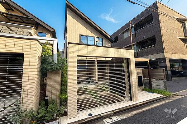 東急東横線「都立大学駅」から徒歩14分の立地です。駒沢通りに近く、バス停までは3分です。主要駅も経由しています。