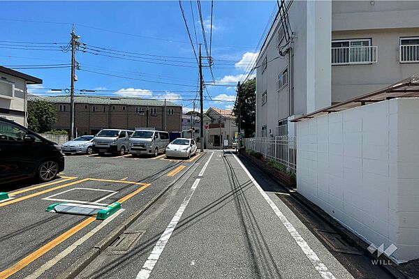 敷地北東側の前面道路（北側から）