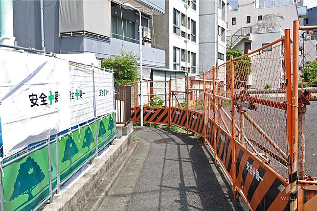 敷地南側の前面道路(西側から)