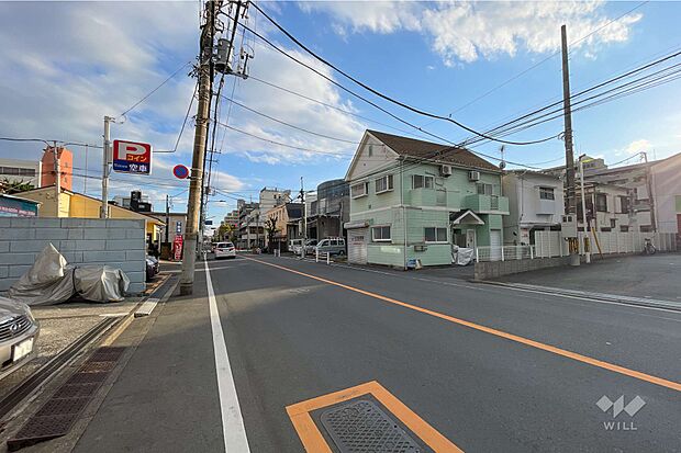 敷地南西側の前面道路（北西側から）