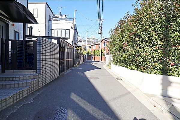物件の北東側前面道路（南東側から）［2025年12月4日撮影］