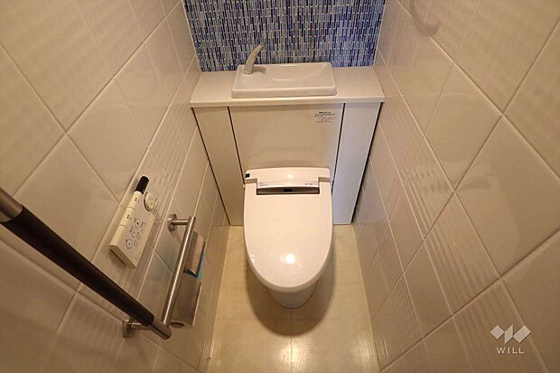 トイレ。。温水洗浄便座つきなので清潔を保てます。手洗い場つきで、タンクレストイレです。すっきりとした見た目になっています。