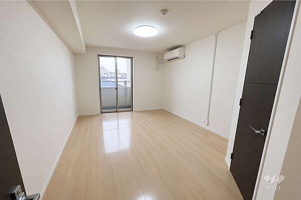 西側洋室7.6帖子供部屋としてはもちろん、テレワーク等のお部屋にも最適な広さとなっております。収納も十分なクロゼットがございます。