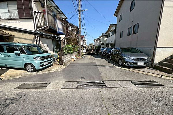 物件の南側前面道路（西側から）