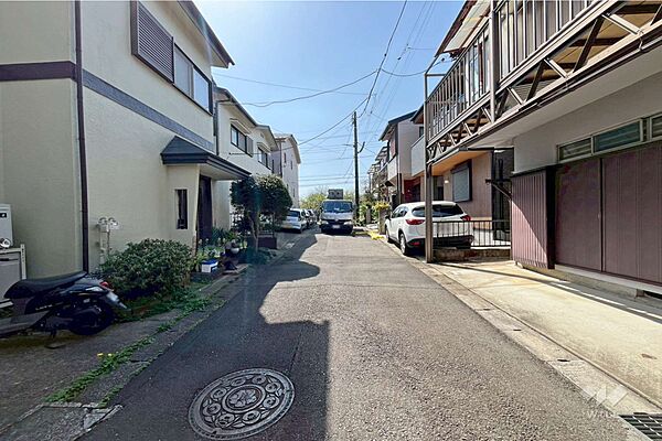 物件の南側前面道路（東側から）