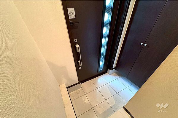 玄関［2026年4月24日撮影］。天井高まであるシューズボックス。廊下もピクチャーレール付きで絵などを飾っていただけます。