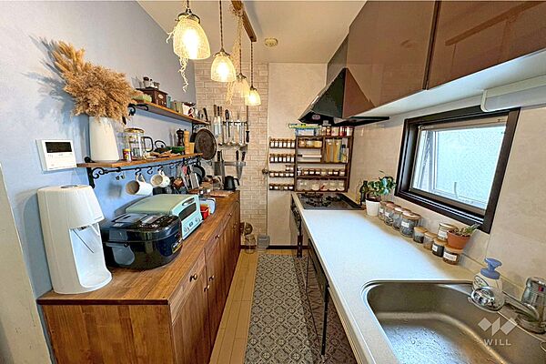 キッチン［2026年4月24日撮影］。造作の食器棚もあり、収納スペースも豊富。おしゃれなテイストです。