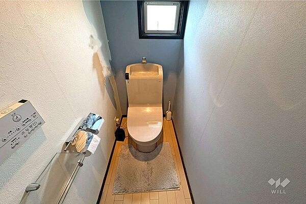 2階トイレ［2026年4月24日撮影］。3階にもトイレがあり、朝の混雑も回避できます。アクセントクロスがおしゃれで特徴的です。