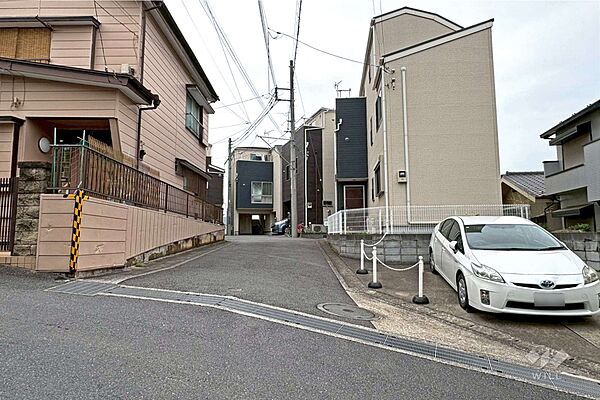 物件の東側前面道路（東側から）［2026年4月24日撮影］