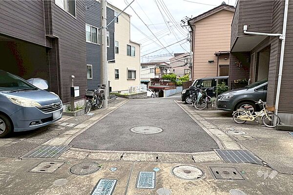 物件の東側前面道路（西側から）［2026年4月24日撮影］