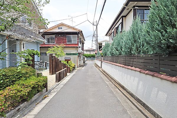 物件の西側前面道路（南側から）［2026年5月26日撮影］