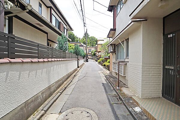 物件の西側前面道路（北側から）［2026年5月26日撮影］