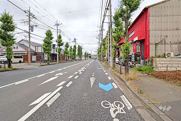 物件の西側前面道路（南側から）［2026年6月8日撮影］