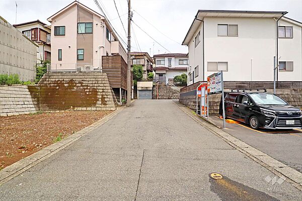 物件の南側前面道路（西側から）［2026年6月8日撮影］