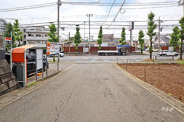 物件の南側前面道路（東側から）［2026年6月8日撮影］