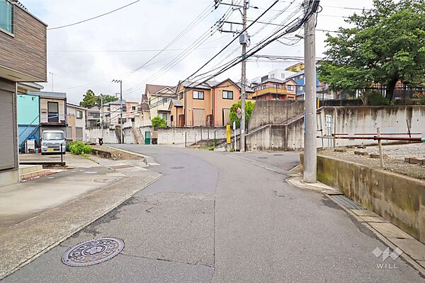 物件の南側前面道路（西側から）［2026年6月8日撮影］