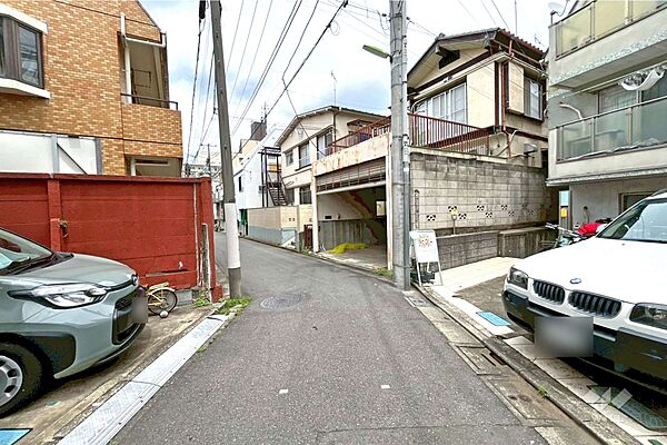 物件の西側前面道路（南側から）［2026年6月23日撮影］