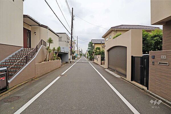 物件の西側前面道路（北側から）［2026年7月6日撮影］