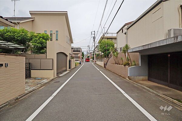 物件の西側前面道路（南側から）［2026年7月6日撮影］