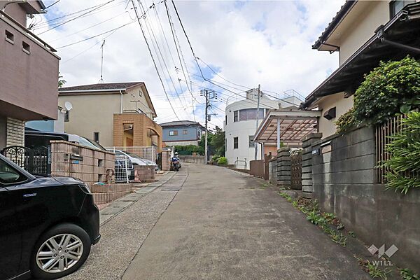 物件の北側前面道路（西側から）［2026年8月10日撮影］