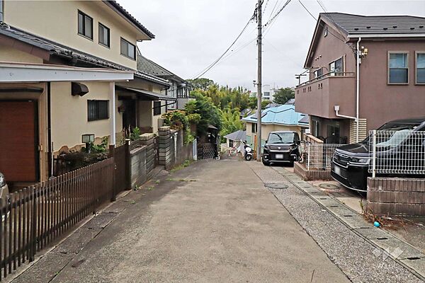 物件の北側前面道路（東側から）［2026年8月3日撮影］