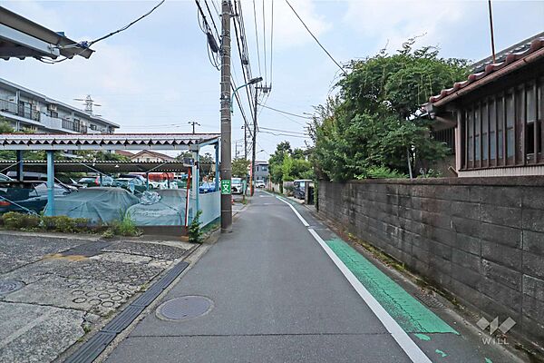 物件の南側前面道路（西側から）［2026年7月16日撮影］