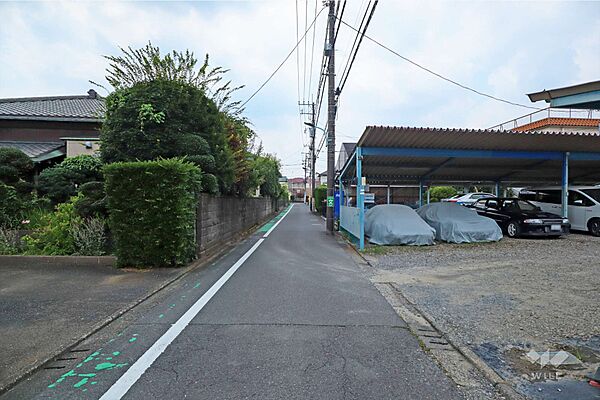 物件の南側前面道路（東側から）［2026年7月16日撮影］